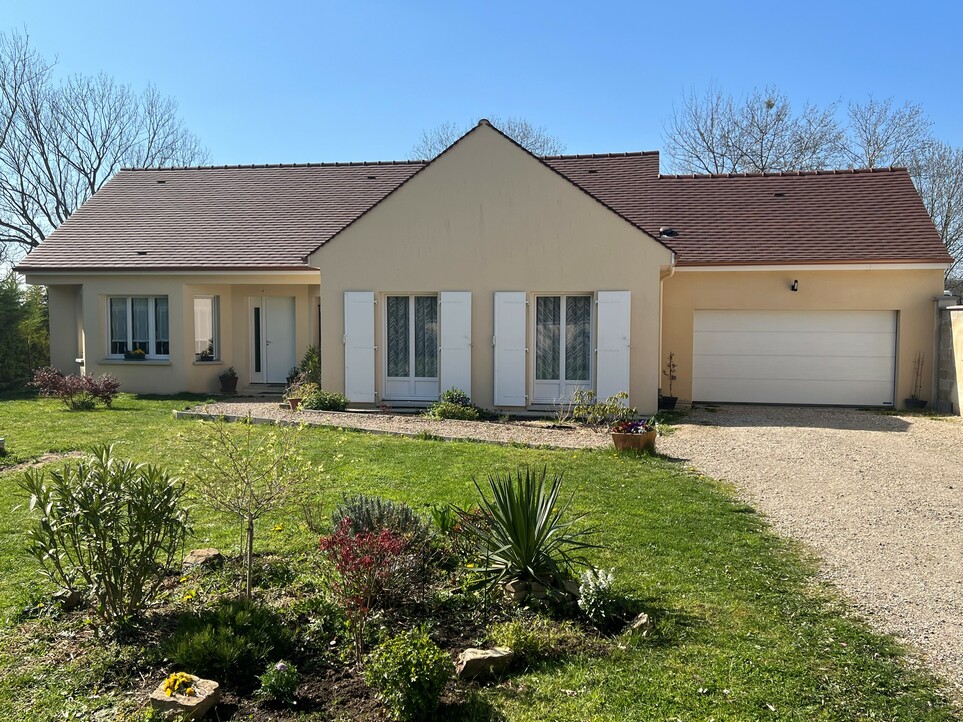 Jolie maison, 3 chambre salons, nons loin de la ville